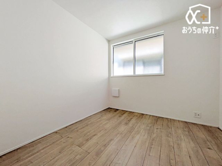 その他内観 2階にあることで、リビングの音や生活の喧騒から離れた落ち着いた空間に。勉強や趣味に集中しやすく、子ども部屋や書斎にいかがでしょうか。