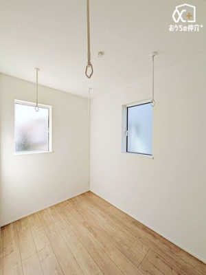 その他内観 天気に左右されることなく洗濯物が干せるランドリースペース。収納を配置すれば、干して・畳んで・しまう、がこの部屋だけで完結できます！室内物干し付き。
