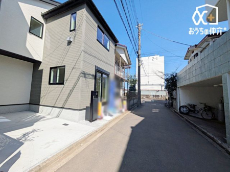 現地外観写真 南側4.0ｍの前面道路。車通りが少なく、静かで落ち着いた環境が魅力です。穏やかな暮らしを求める方におすすめしたい立地です。
