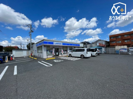 周辺環境 ローソン 所沢下安松店 徒歩5分。24時間営業なので、急なお買い物にも便利です。飲食物や軽い日用品を販売しております。駐車場；有 340m
