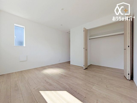 寝室 7.5帖の寝室におすすめな洋室。寝室に大容量の収納を完備。衣類や寝具をすっきり整理でき、広々とした空間で快適な暮らしを。