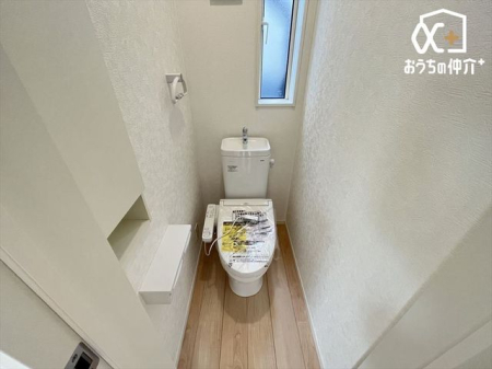 トイレ シンプルな内装のスッキリとしたトイレです。お手入れやお掃除が、簡単にできるシンプルなデザインのトイレです。