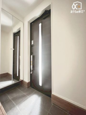 現地外観写真 戸建ならではの開放感と静かな住環境で、ゆとりある生活を実現！上下階の音を気にすることもなくゆったりお過ごしいただけます。