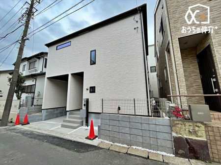 現地外観写真 車通りの少ない落ち着いた環境。お車の出し入れも落ち着いてできる、ゆったりとした環境です。現地にて是非環境をお確かめください。