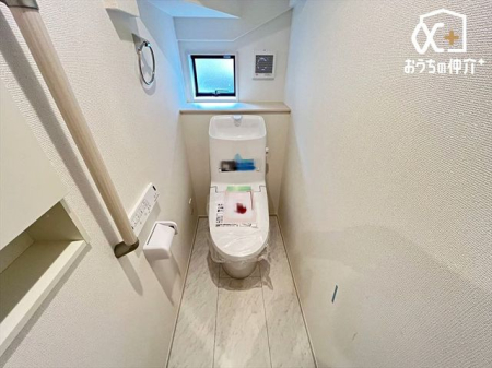 トイレ シンプルな内装のスッキリとしたトイレです。お手入れやお掃除が、簡単にできるシンプルなデザインのトイレです。