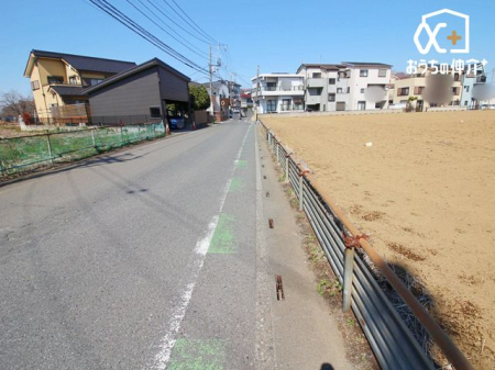 現地土地写真 車通りの少ない落ち着いた住環境です。小さなお子さまをお持ちのご家族も安心です。