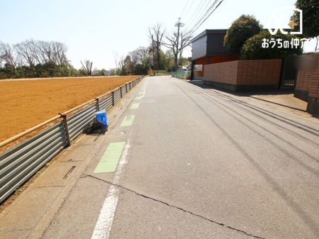 現地土地写真 子育てファミリーはもちろん、ゆったりと暮らしたい方にもおすすめしたい、落ち着いた住環境になっております。
