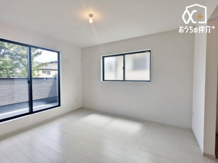 玄関 陽当り良好。日差しの差し込む明るい部屋は光熱費も節約できます。