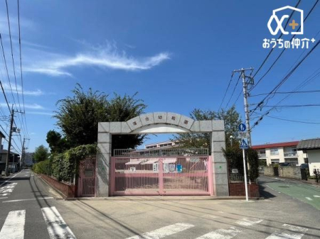周辺環境 落合幼稚園 徒歩8分。カリキュラム　水泳（週1回）室内での温水プールのため、1年中泳げます(^^)/　25mプールを使い年長でクロールの導入 610m