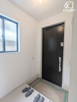 現地外観写真 陽光あふれる閑静な住宅地で新生活スタート！晴れた日は太陽の光を浴びてリフレッシュ！新生活を始めるのにぴったりの物件になりそうですね。いつでもご見学いただけますので、お問い合わせください。