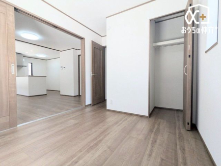 周辺環境 練馬区立 西大泉こぐれ公園 徒歩2分。芝と公衆トイレがある公園馬車の車輪のオブジェありけやき、つつじ、キンモクセイ、桜、プラタナス、はなみずきなど樹木が7～8割ぐらいの多い公園 140m