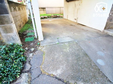  カースペースの様子。車通りの少ない前面道路でお車の出し入れもラクラクです。