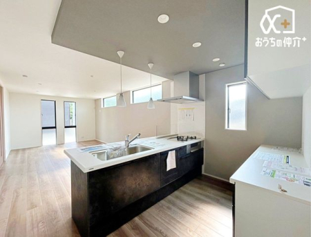 キッチン ～Kitchen～ 機能美とデザイン性を兼ね備えた使い勝手のよいシステムキッチン、リビングとの一体感も考慮され、美しい空間が実現します。