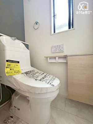 トイレ １階温水便座付きトイレの様子。小窓を空ける事で換気もしやすく、明るいトイレです！