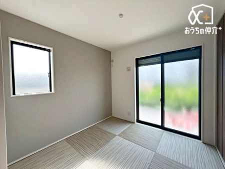 その他内観 リビング横の和室は来客時や赤ちゃんを寝かせる場面で重宝します。
