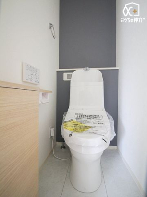 トイレ シンプルな内装のスッキリとした２階トイレです。