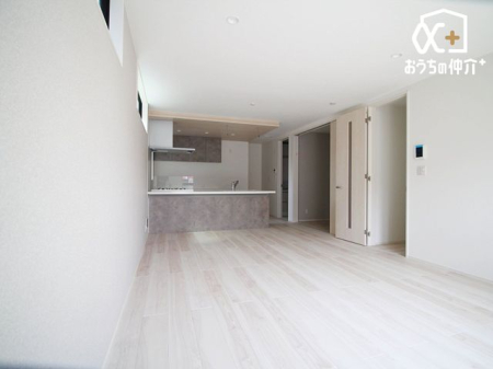 リビング 南向きの大きな窓からたっぷり陽光が差し込む明るい広々19.0帖リビング。家族団らんやリラックスタイムに最適な開放感あふれる空間です。