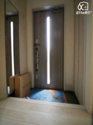 玄関 備え付けのシューズボックスがあり、靴や小物をしっかり収納でき、玄関がスッキリ整い、毎日の身支度が快適になります。