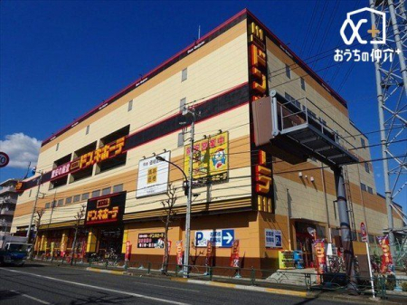 周辺環境 MEGAドン・キホーテ東久留米店 徒歩16分。おもしろい物・安い物がいっぱい詰まった　総合ディスカウントストア『MEGAドン・キホーテ』 1220m