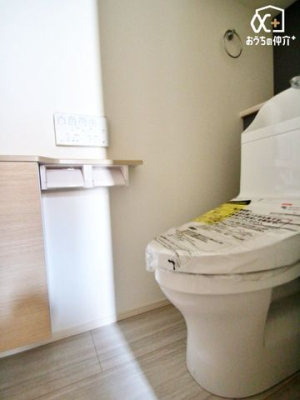 トイレ １階温水便座付きトイレの様子。