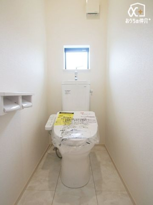 トイレ 小窓のある2階の温水洗浄便座付トイレです。