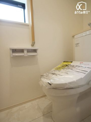 トイレ １階温水便座付きトイレの様子。小窓を空ける事で換気もしやすく、明るいトイレです！