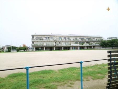 周辺環境 朝霞第四小学校 徒歩20分。 1600m