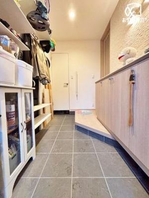 玄関 広々とした玄関は、ゆったりとしたスペースで、家族みんなの靴や荷物もすっきり収納できます。来客時にも安心してお迎えできる、明るく開放的な印象を与える空間です。