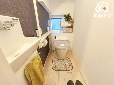 トイレ 手洗い場付き。清潔感のあるシンプルなトイレです。