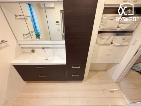 洗面台・洗面所 ～Wash room～大きな洗面　家族みんなが毎日使う洗面室。忙しい朝には使いやすい洗面で、ステキな一日のスタートをきりましょう。