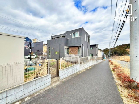 現地外観写真 子育てファミリーはもちろん、ゆったりと暮らしたい方にもおすすめしたい、落ち着いた住環境になっております。