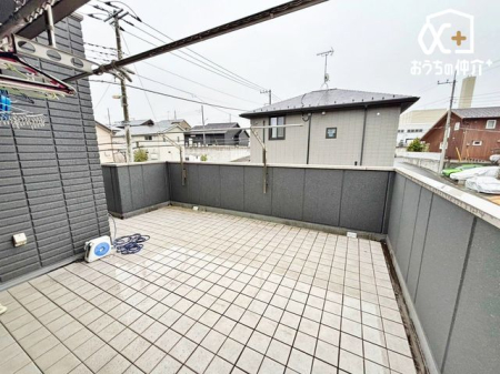 バルコニー ～Balcony～やわらかな陽射しが舞い降りるバルコニー。青空を背景に心地よい風が吹き抜けていきます。一歩外へ出て開放感を味わえる空間です。