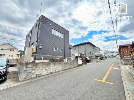 現地外観写真 子育てファミリーはもちろん、ゆったりと暮らしたい方にもおすすめしたい、落ち着いた住環境になっております。