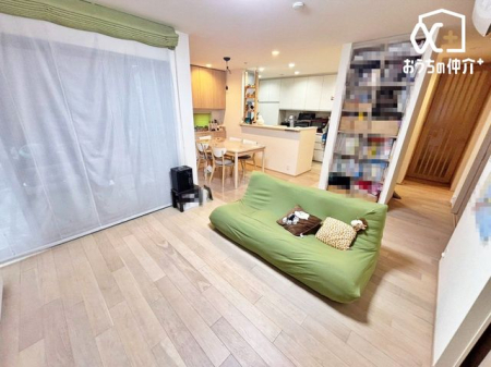 リビング 明るい陽射しであふれるリビング～家族団らんの時を過ごすLDKです。落ち着いた空間でゆったりと寛げる開放感が魅力。健やかな毎日を送ることができる空間です。