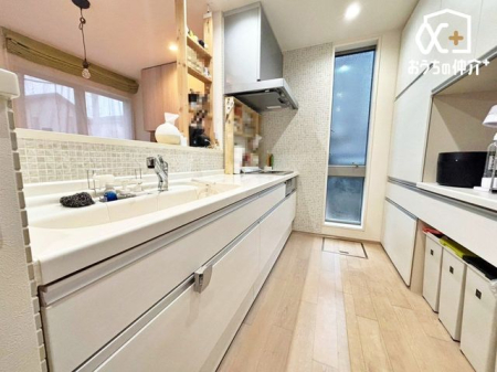 キッチン 毎日使うキッチンだからこそ、食事の準備を楽しい時間に、忙しい時でもスムーズに無駄なく作業できる、お手入れも簡単にできるなど、毎日を楽しくするキッチンスペースです。
