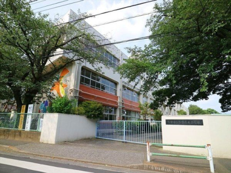 周辺環境 清瀬市立清瀬第七小学校 徒歩12分。【通学　区域】松山1丁目から3丁目、梅園1丁目（1番） 910m