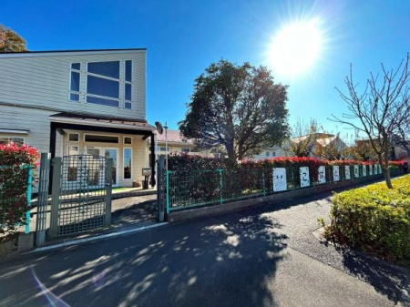 周辺環境 こばとの森幼稚園 徒歩11分。園敷地の半分を占める森は　春夏秋冬それぞれに風情があり　楽しい遊び場でもあります 840m
