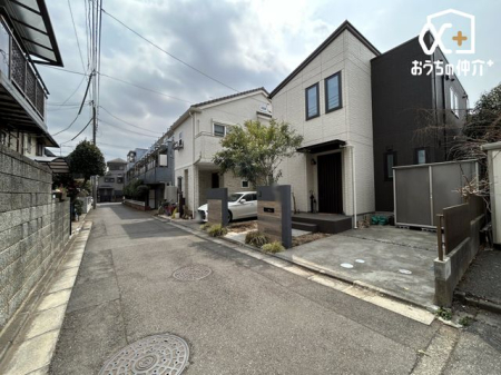 現地外観写真 車通りの少ない北東側接道の様子です