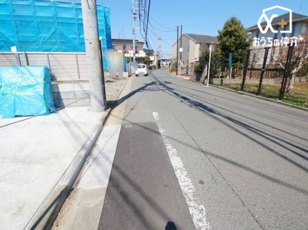 現地土地写真 車通りの少ない落ち着いた住環境です。小さなお子さまをお持ちのご家族も安心です。