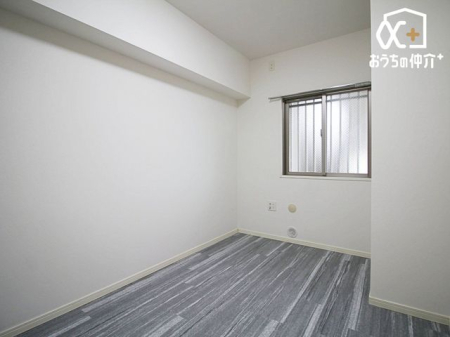 子供部屋 子供部屋にオススメな洋室の様子。大きめのクローゼットが付いているため、お子様の勉強道具・衣類等も便利に収納可能です。