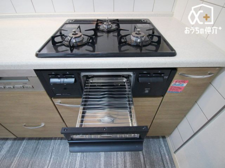 キッチン 同時に調理ができてお料理がはかどる3口コンロのキッチンです。お料理は毎日のことなので効率良くお料理ができるのは嬉しいですね。