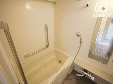 浴室 バスルームでリラックスバスタイム。バスタブにつかって寛ぎながら心と体をリフレッシュ。一日の疲れを癒してくれる清潔感のあるバスルーム。
