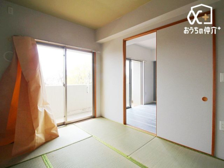 その他内観 リラックス効果のある「和室」にはたくさんのメリットが！横になってくつろいだり、洗濯物を畳んだり、来客があってもお布団を敷けば客間として使え、幅広い用途で使えるので重宝しそうですね。