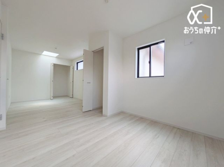 現地外観写真 落ち着いた雰囲気の住環境で、周囲は静かで穏やか。日々の暮らしに心地よい安らぎをもたらします。