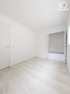 現地外観写真 日々の買い物が身近で完結する便利な暮らしを叶える住まいです。