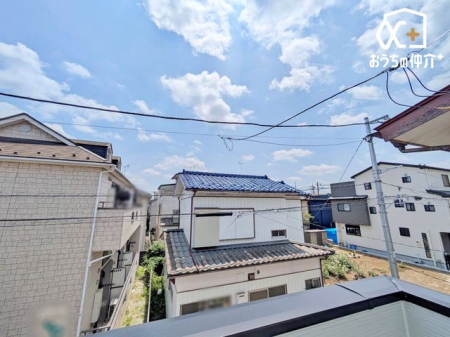 現地外観写真 小学校まで徒歩1分の距離！いつもお子様を身近に感じることができる距離です。