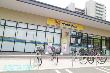 周辺環境 ドラッグストア　マツモトキヨシ　所沢有楽町店 徒歩8分。駐車場が広く行きやすい薬局でございます。取扱商品も豊富です。近くにヤオコーやサイゼリアもございます。 630m