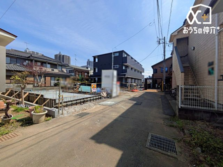 現地外観写真 南側幅員約4.0ｍの私道の様子。車通りが少ないため小さなお子様がいるご家庭も安心してお過ごしいただけます。