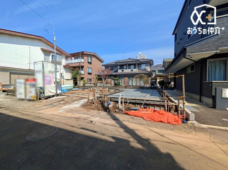 現地外観写真 ショッピングモールやスーパーマーケット、飲食店などが揃い、日常の買い物や外食に便利です。生活利便性が高く、幅広い世代にとって快適な環境が整っています。