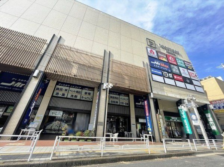 周辺環境 オーケー所沢店 徒歩7分。品揃え豊富なスーパーマーケットでございます。その他商業施設も多く並列しておりますので利便性が高いです。 490m